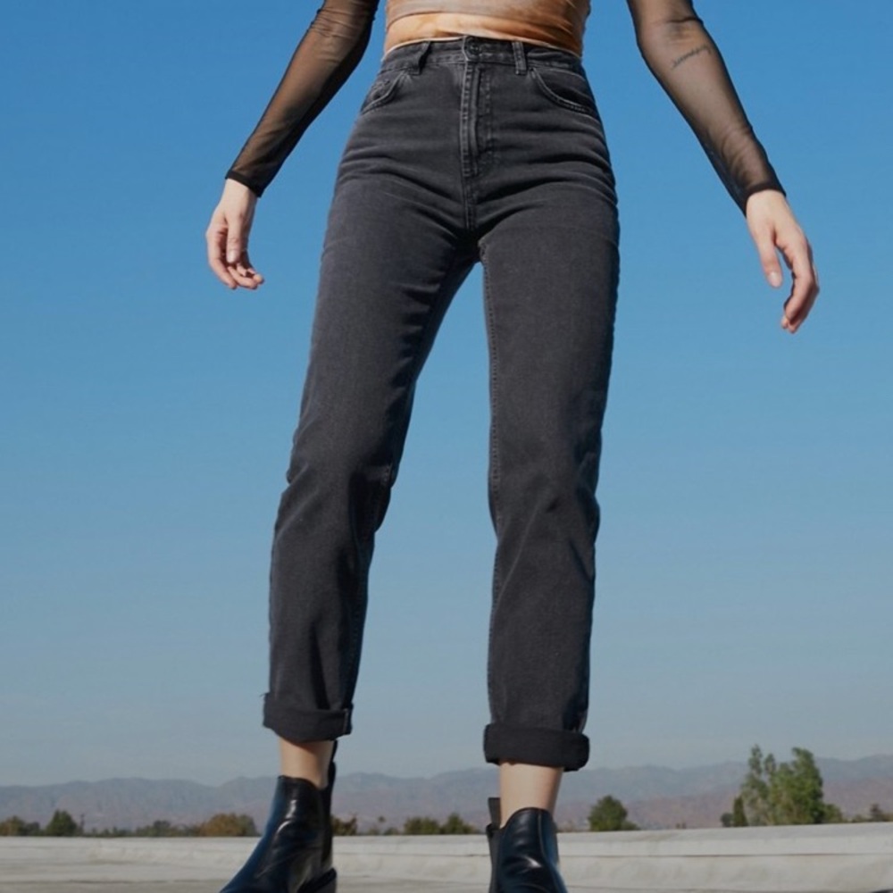 BDG High-Waisted Mom Jean – Washed Black Denim
